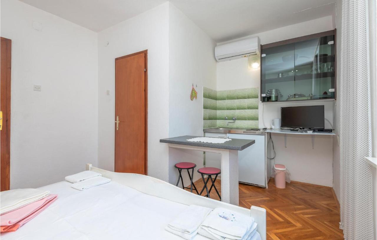 Gorgeous In Stari Grad With Kitchen